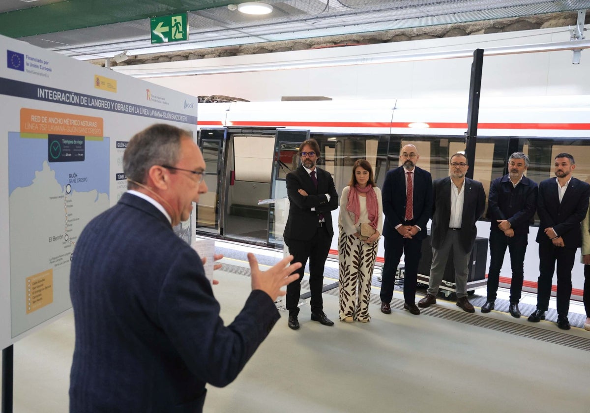 Antonio Berrios explica las actuaciones realizadas ante Álvaro Fernández, Adriana Lastra, Pedro Marco, Roberto García, Alejandro Calvo y Jorge García