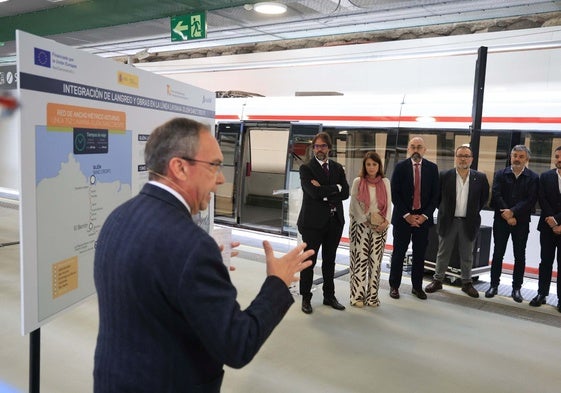 Antonio Berrios explica las actuaciones realizadas ante Álvaro Fernández, Adriana Lastra, Pedro Marco, Roberto García, Alejandro Calvo y Jorge García