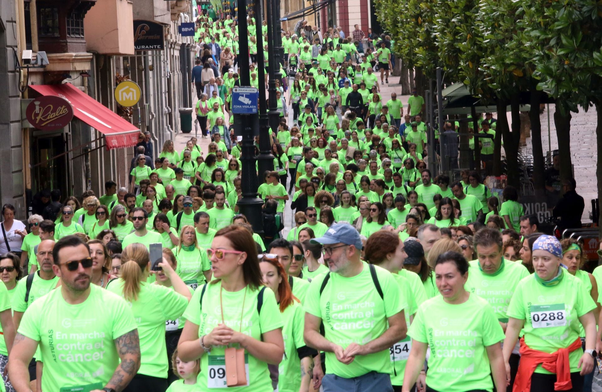 Oviedo, en marcha contra el cáncer: las imágenes de la carrera solidaria