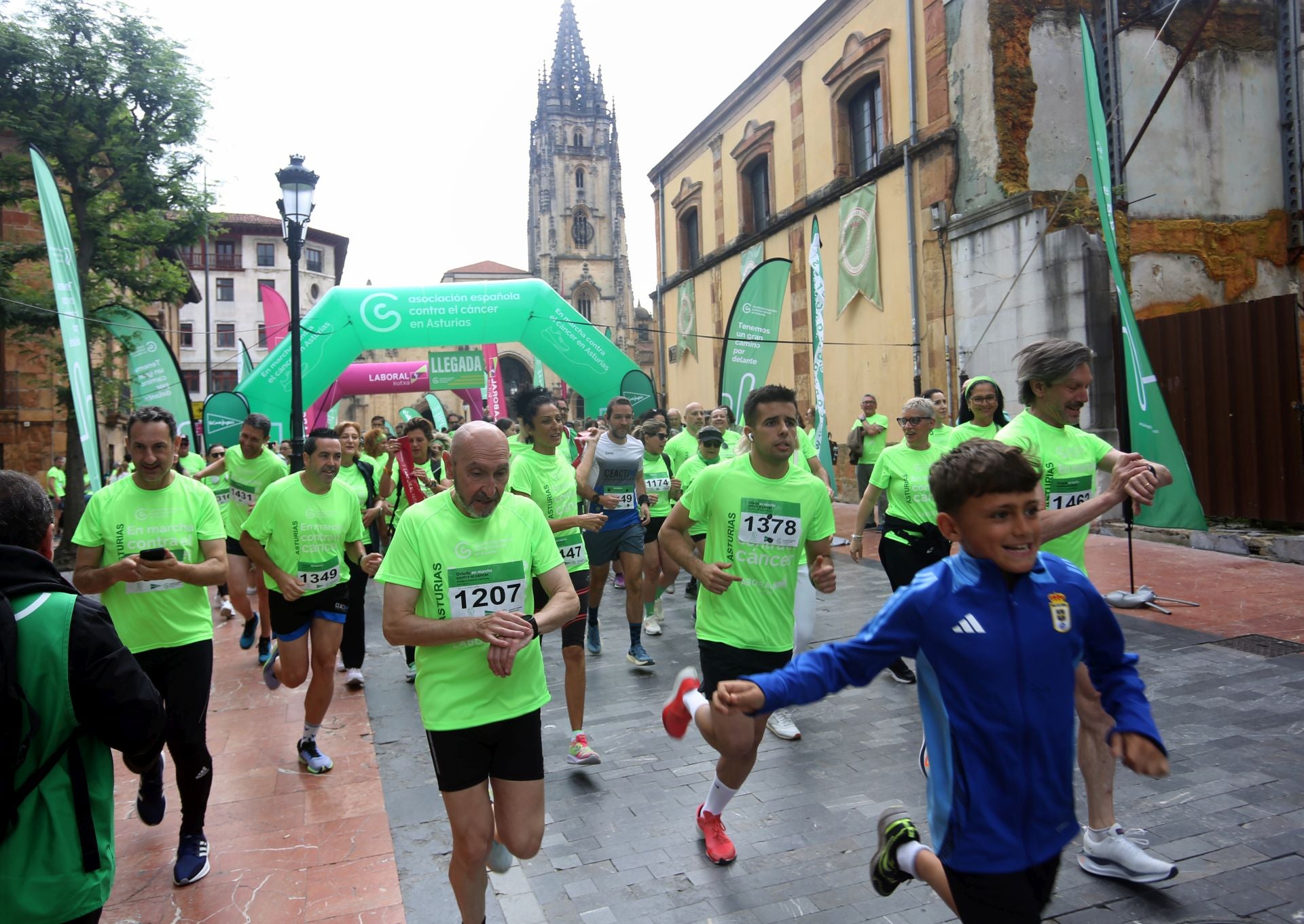 Oviedo, en marcha contra el cáncer: las imágenes de la carrera solidaria