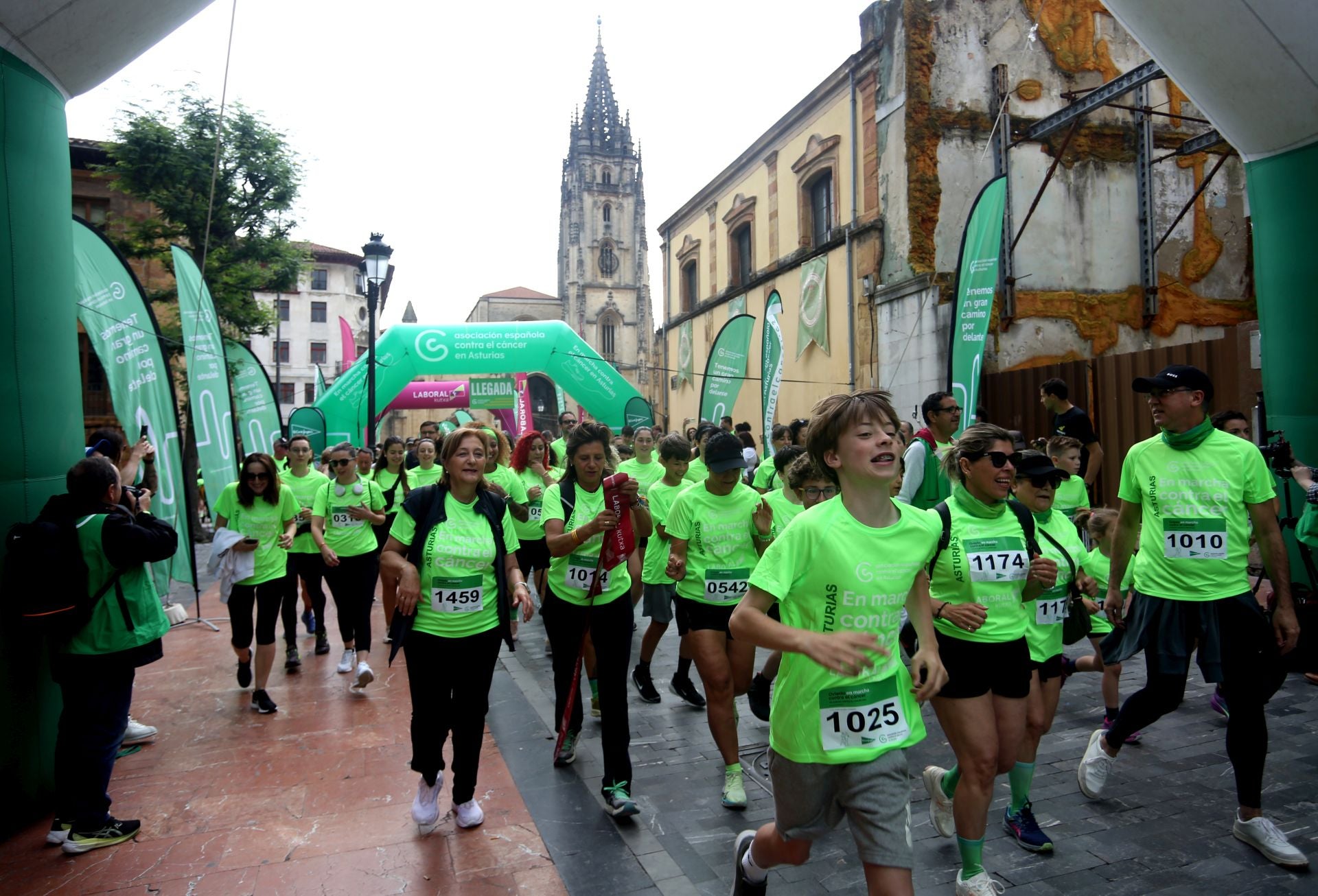 Oviedo, en marcha contra el cáncer: las imágenes de la carrera solidaria