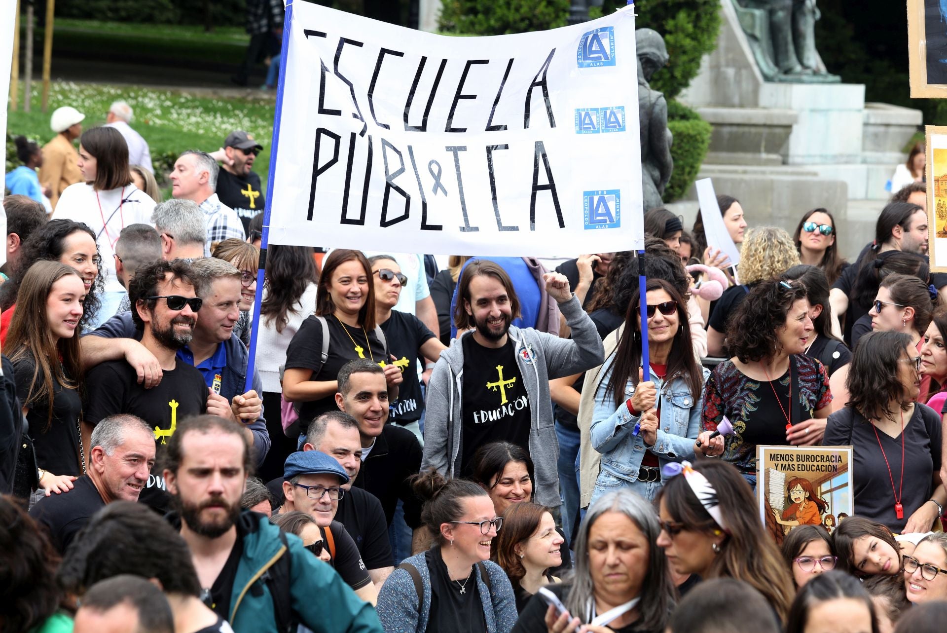 Las imágenes de la manifestación de los docentes asturianos en Oviedo