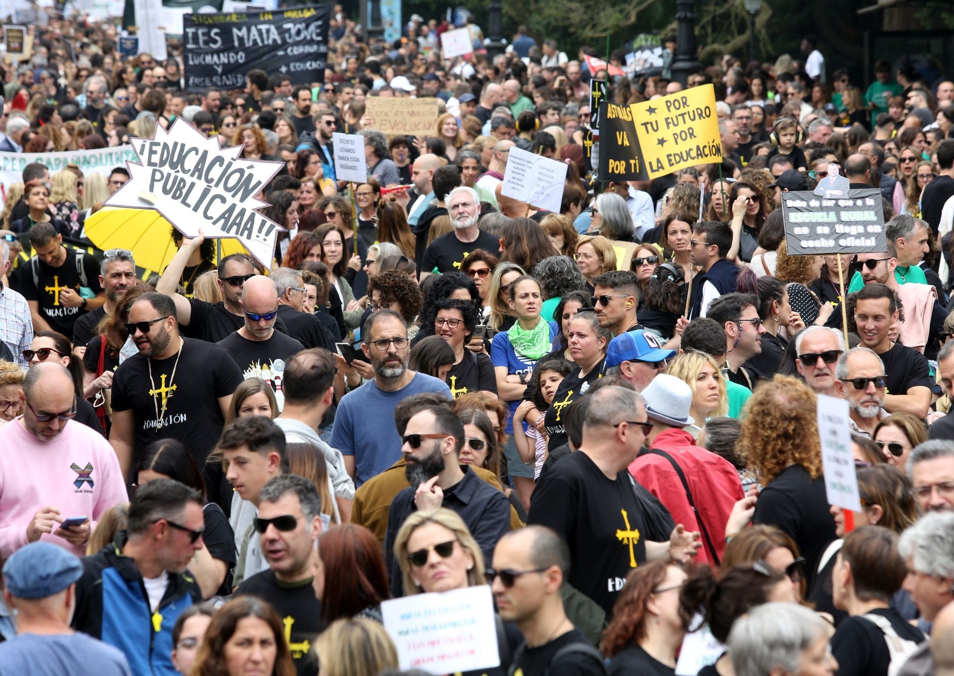 Las imágenes de la manifestación de los docentes asturianos en Oviedo