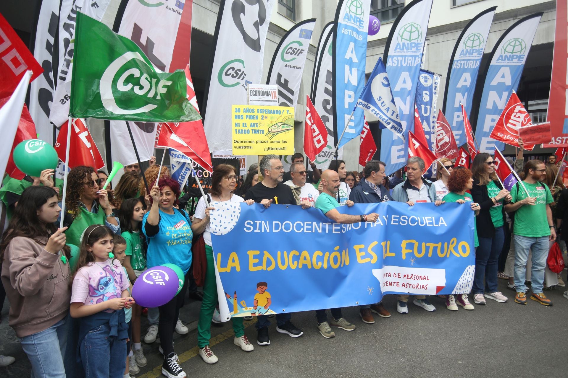 Las imágenes de la manifestación de los docentes asturianos en Oviedo