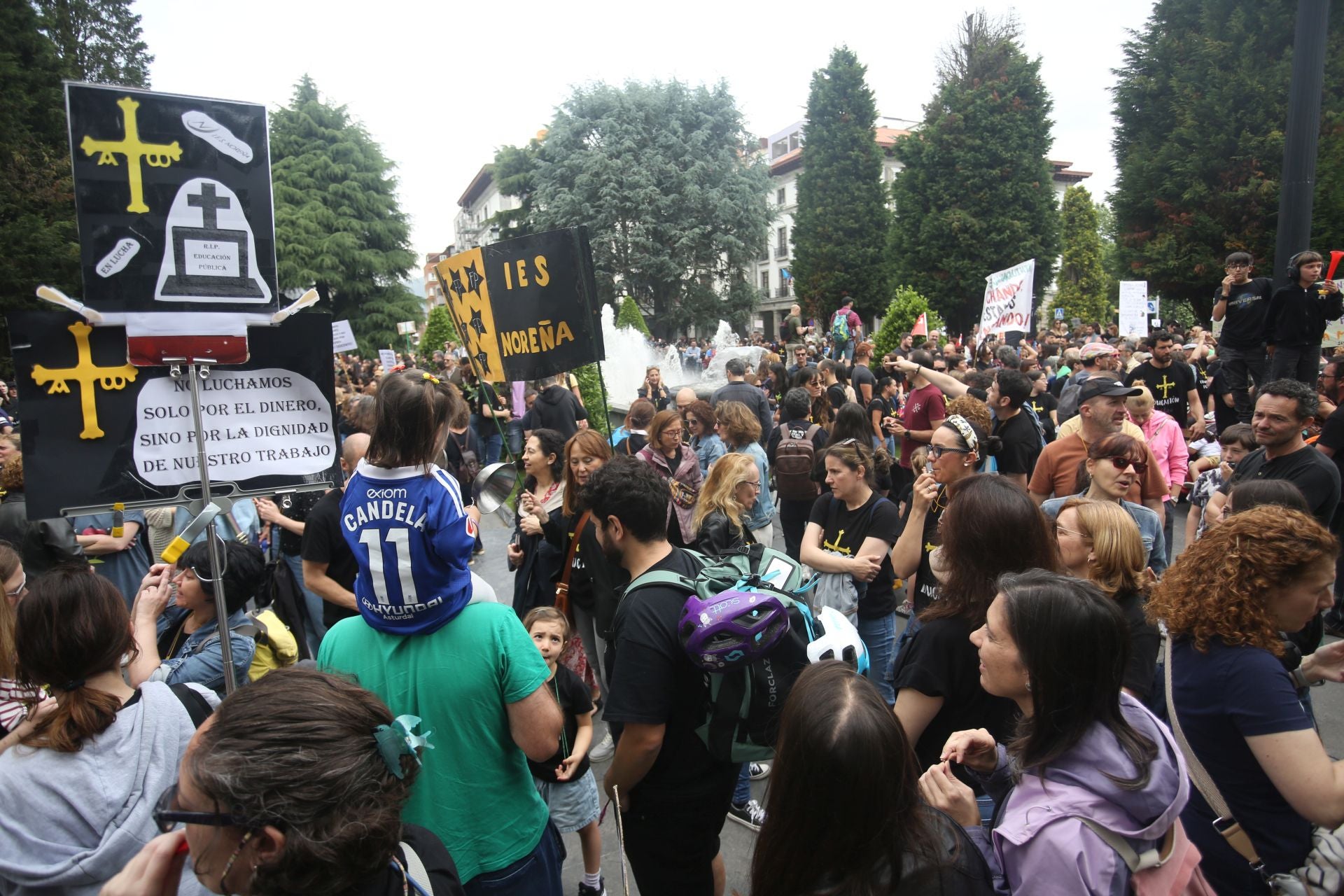 Las imágenes de la manifestación de los docentes asturianos en Oviedo