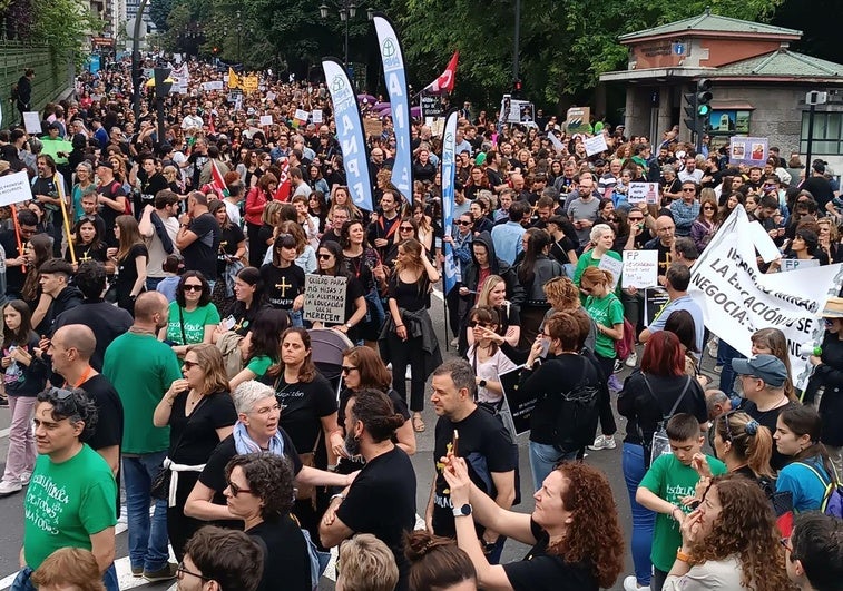 Manifestación de los docentes en Oviedo esta mañana.