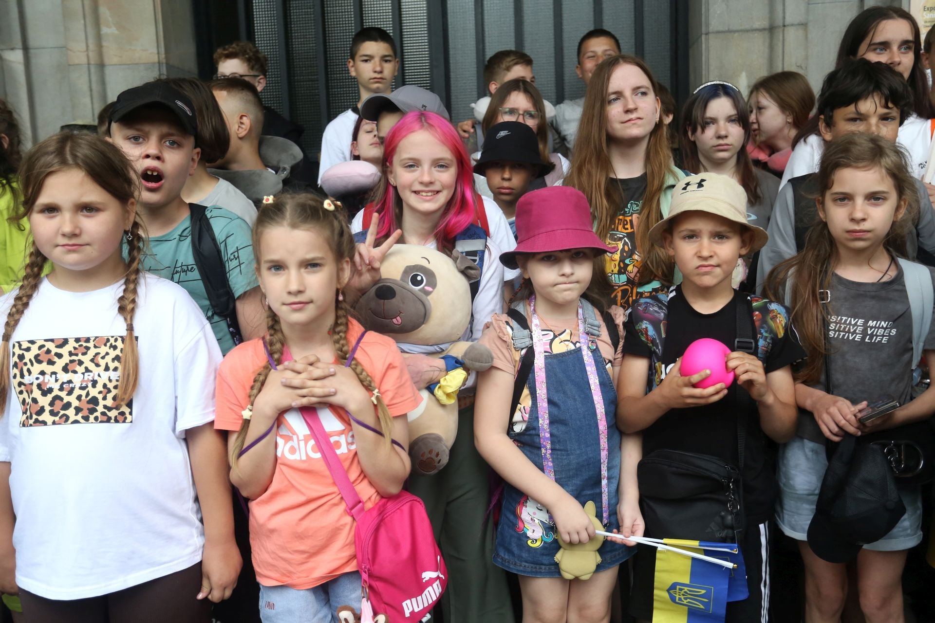 60 niños ucranianos llegan a Asturias a pasar el verano con familias de acogida