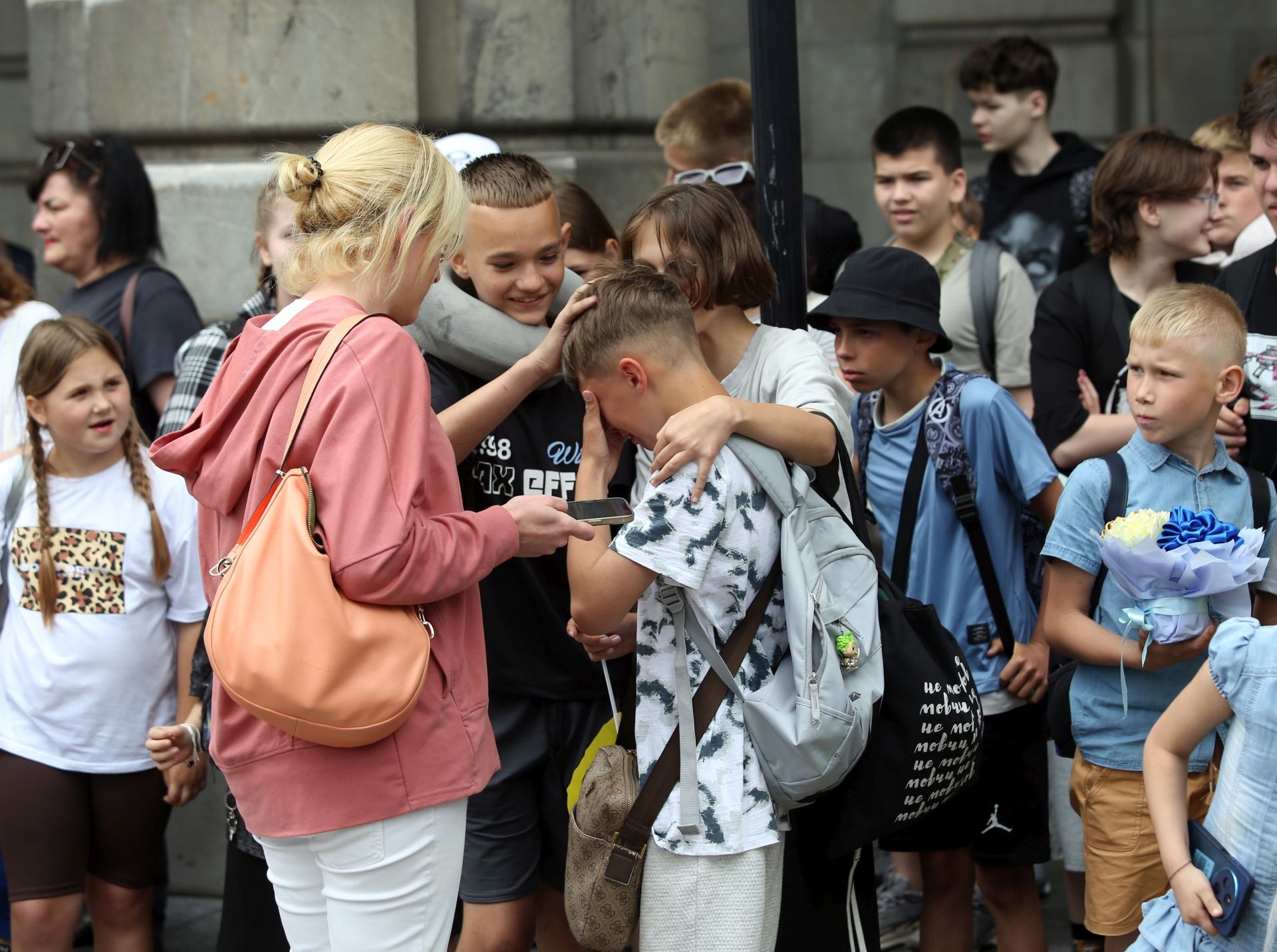60 niños ucranianos llegan a Asturias a pasar el verano con familias de acogida