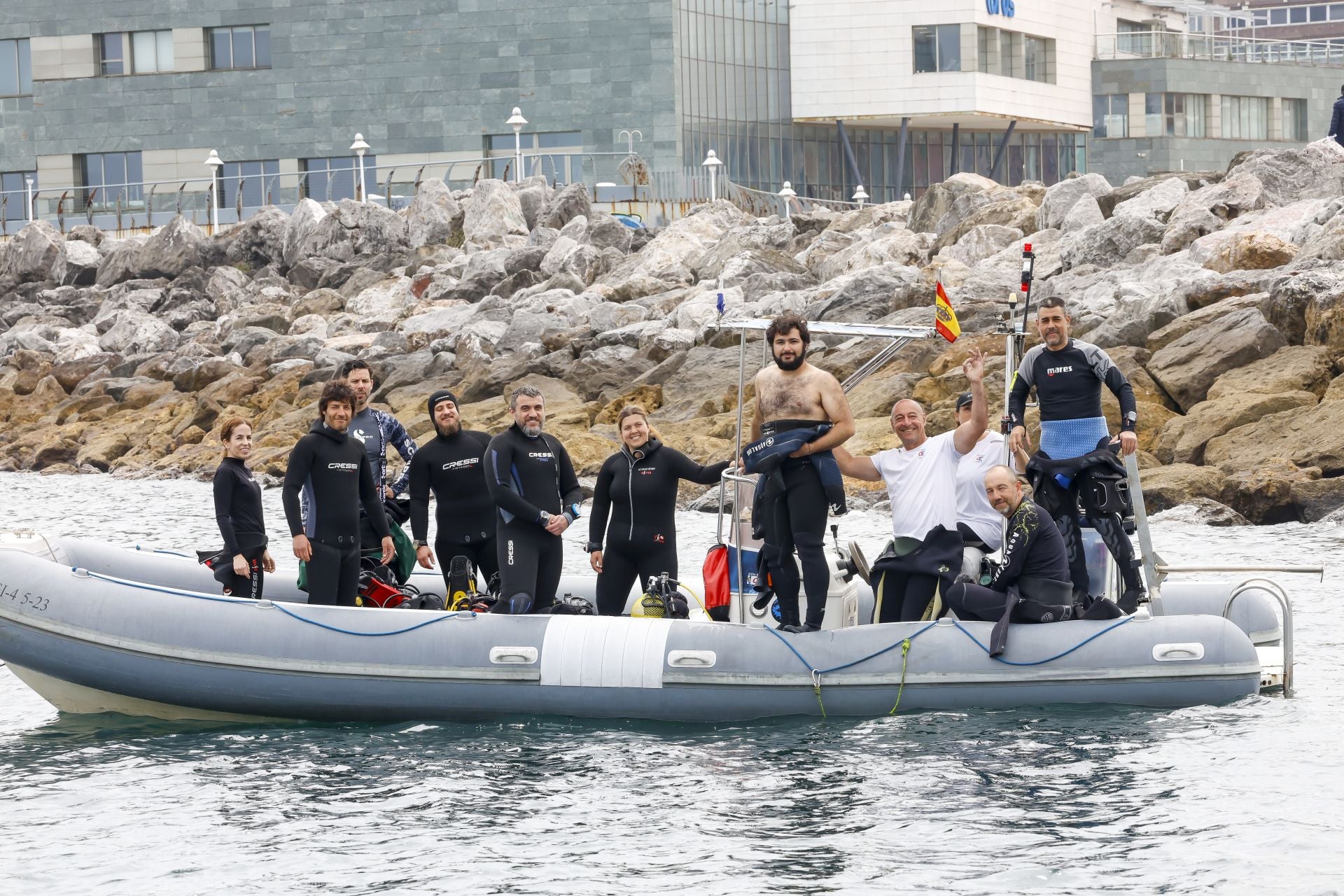 Suelta de 50 crías de tiburón pintarroja al mar en Gijón