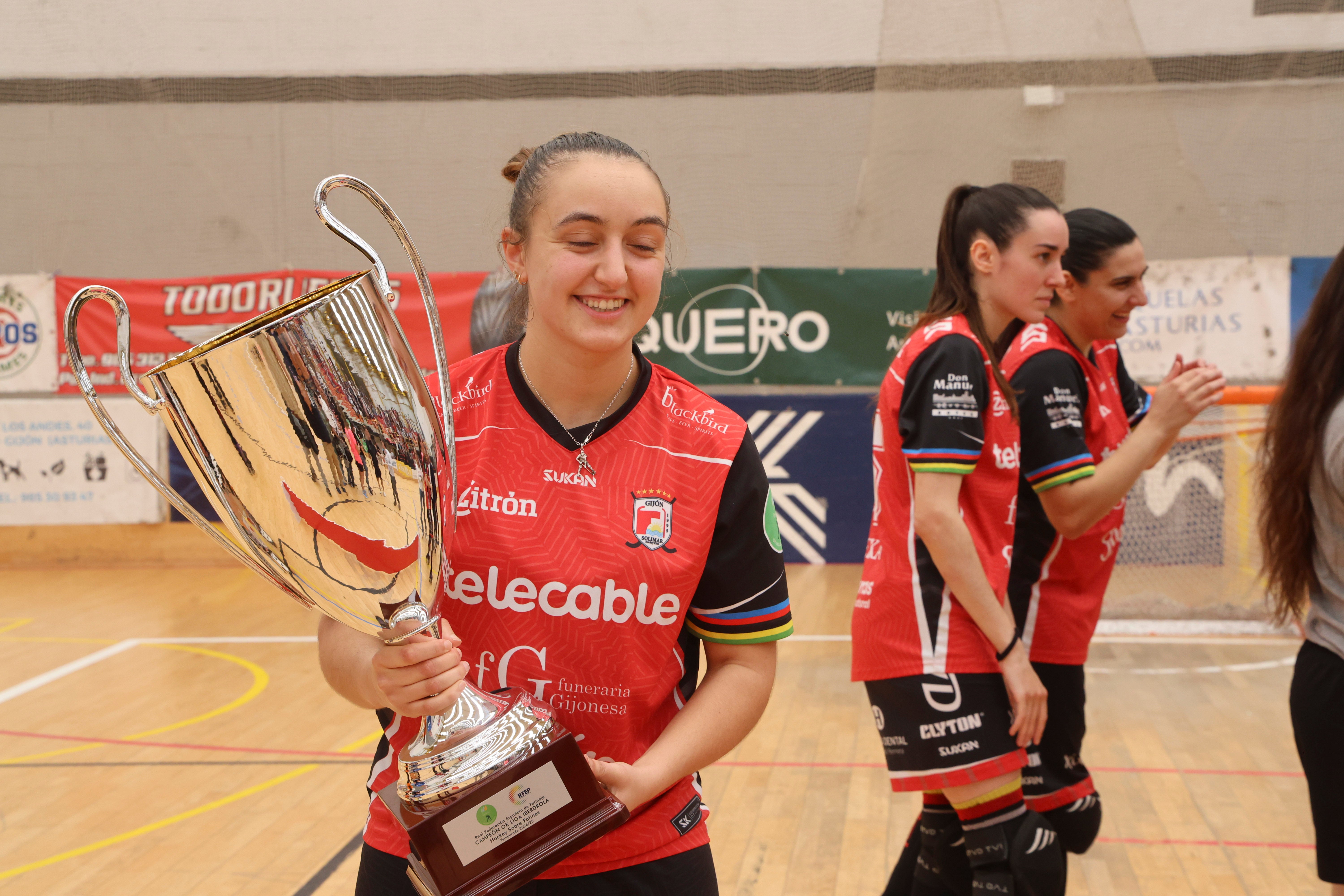 Entre la alegría y el llanto: las imágenes del último partido del Telecable Hockey
