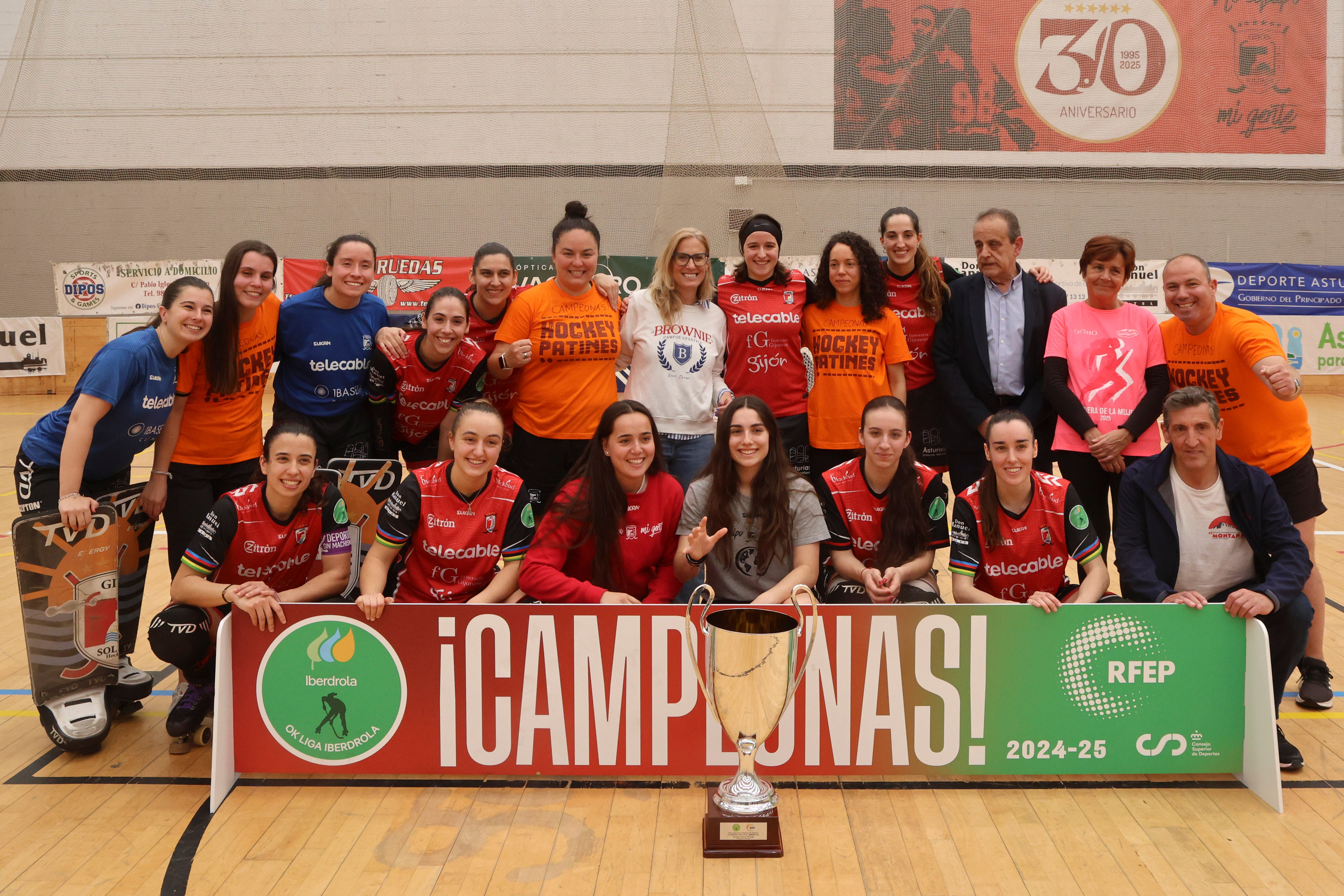 Entre la alegría y el llanto: las imágenes del último partido del Telecable Hockey