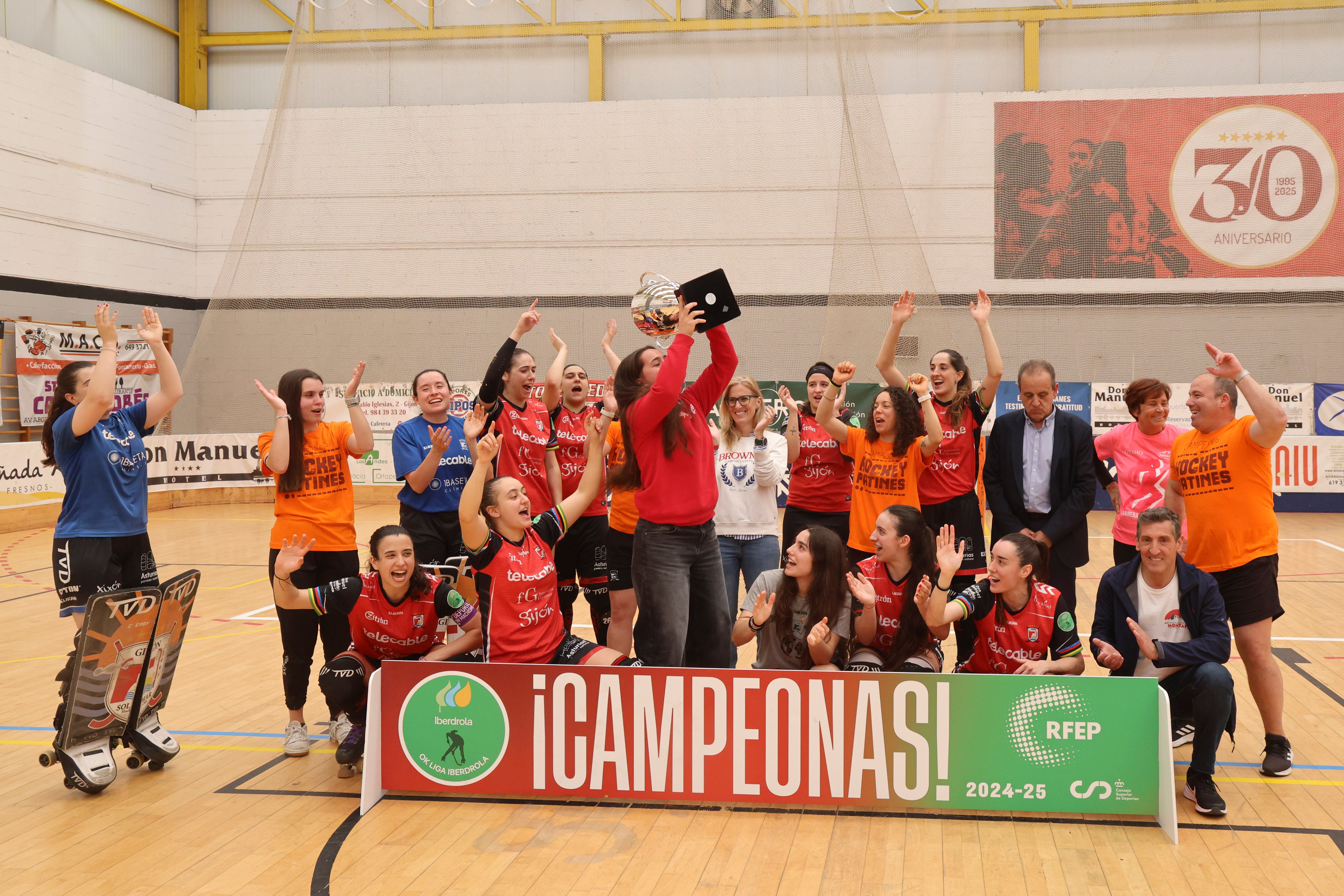 Entre la alegría y el llanto: las imágenes del último partido del Telecable Hockey