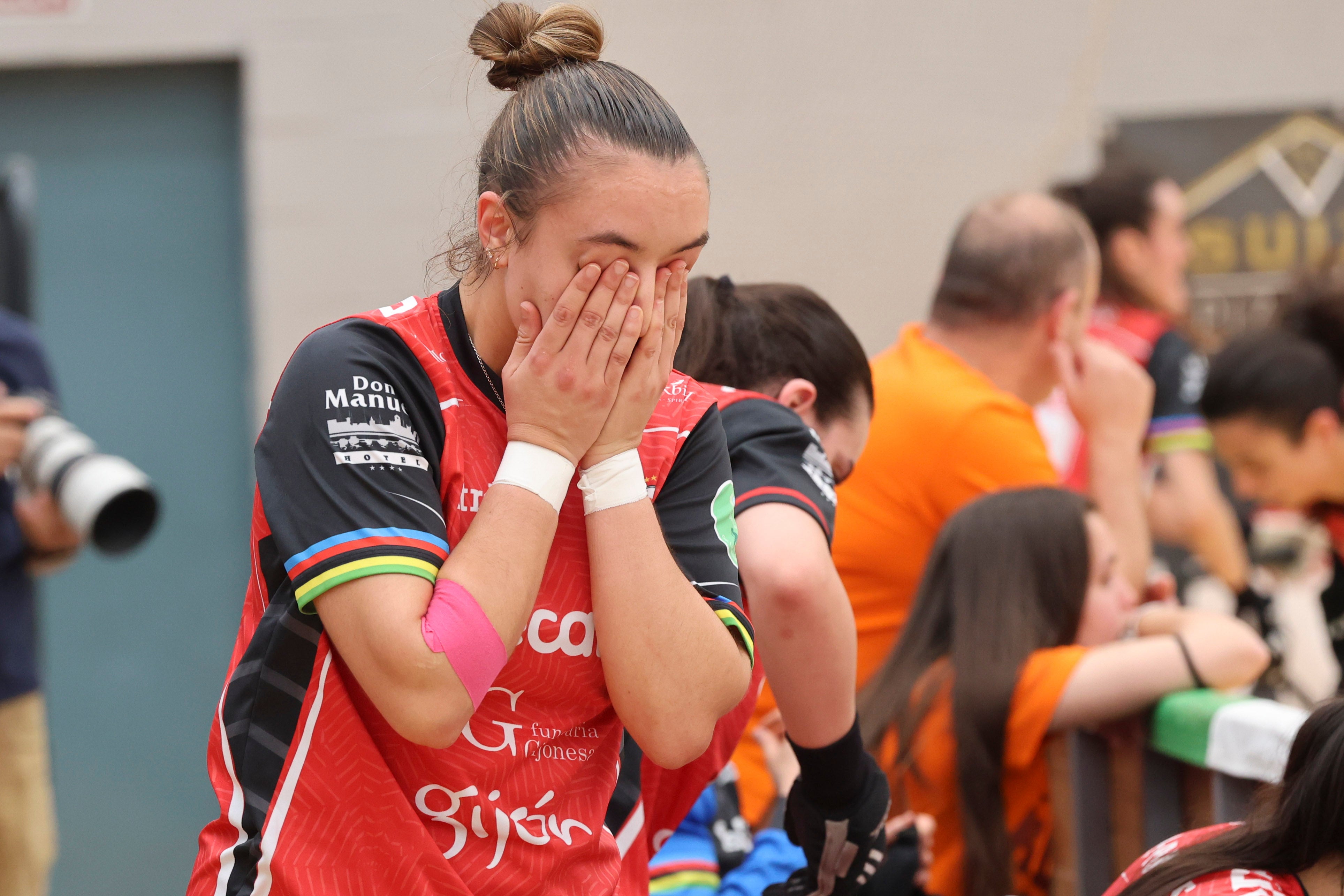 Entre la alegría y el llanto: las imágenes del último partido del Telecable Hockey