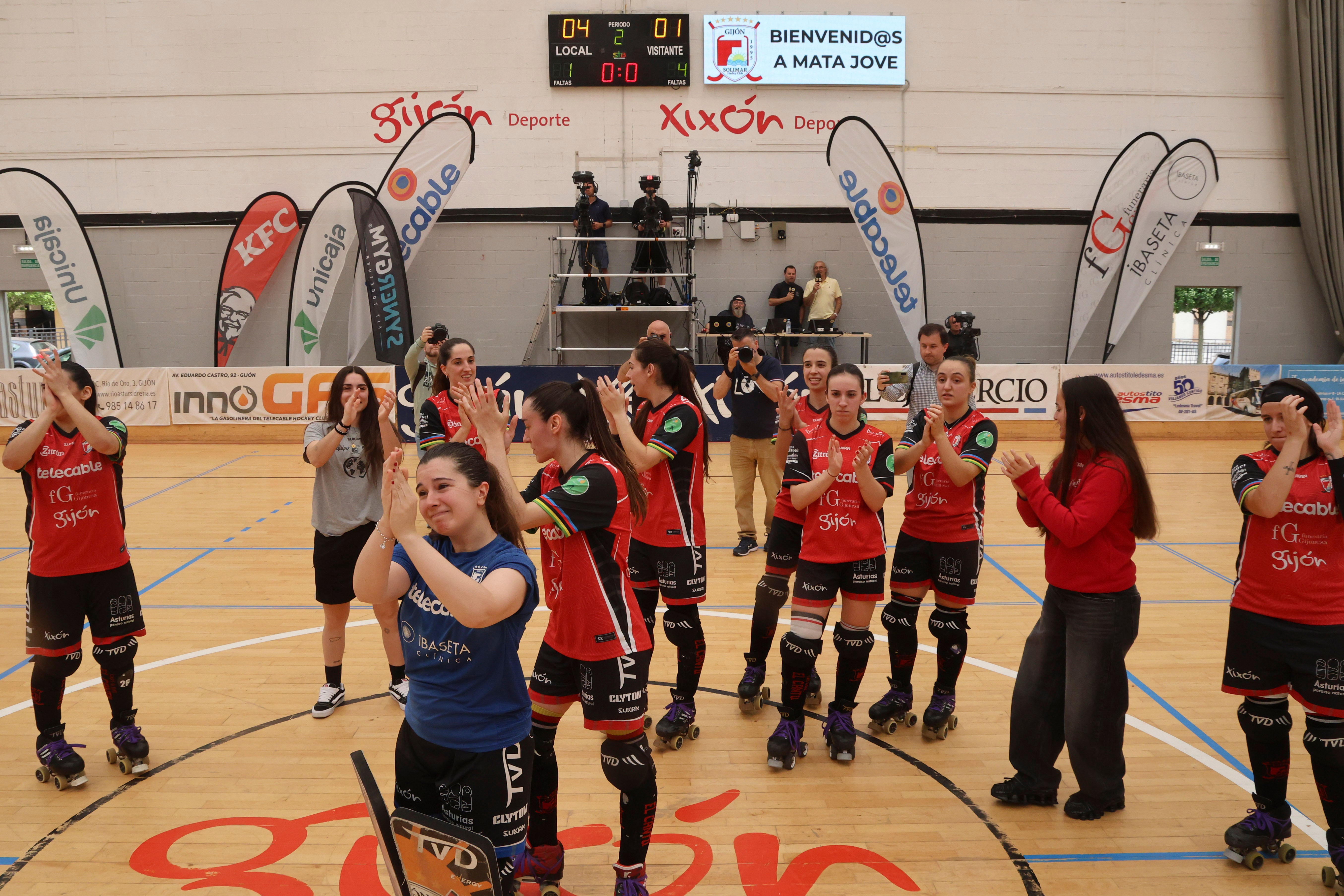 Entre la alegría y el llanto: las imágenes del último partido del Telecable Hockey