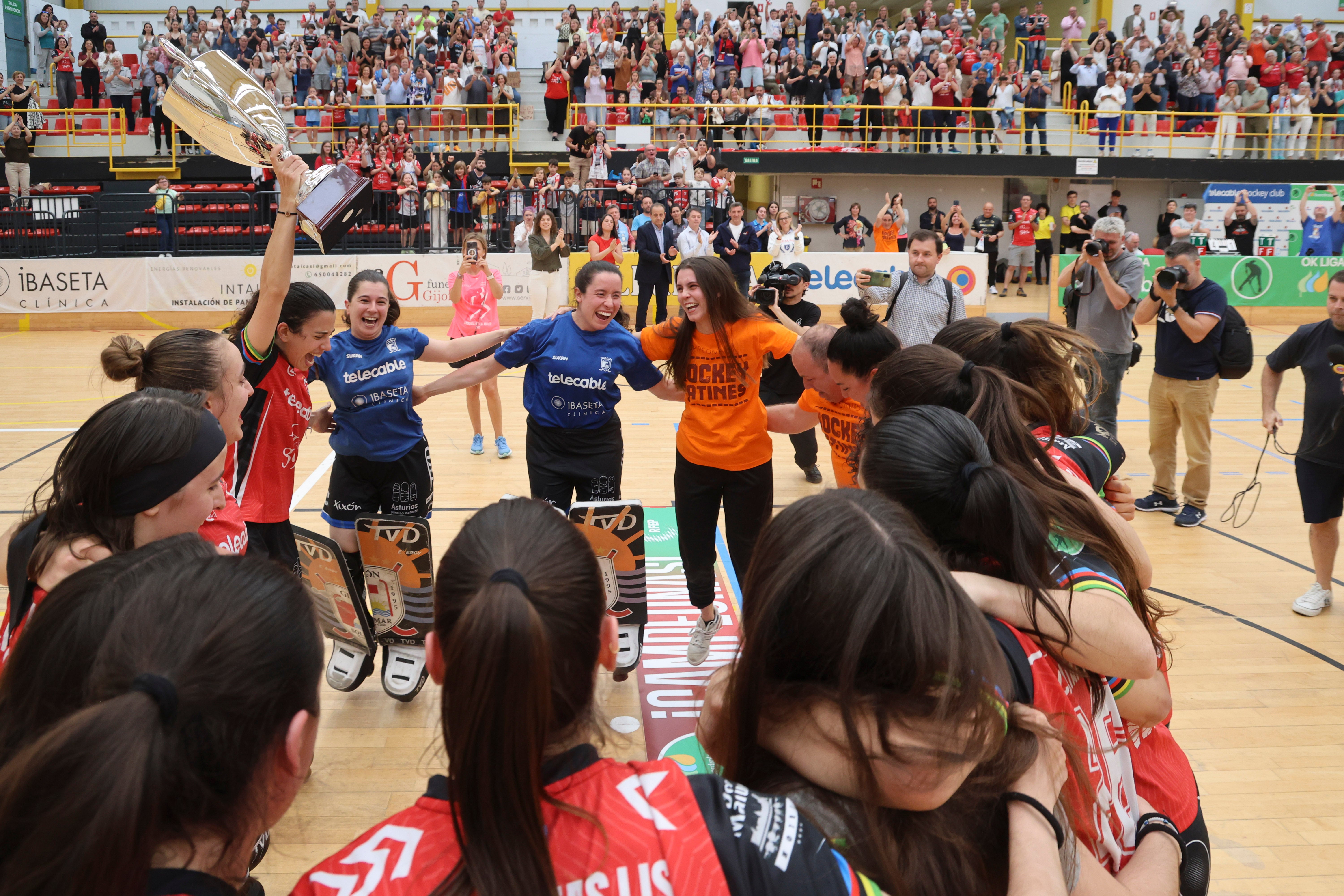 Entre la alegría y el llanto: las imágenes del último partido del Telecable Hockey