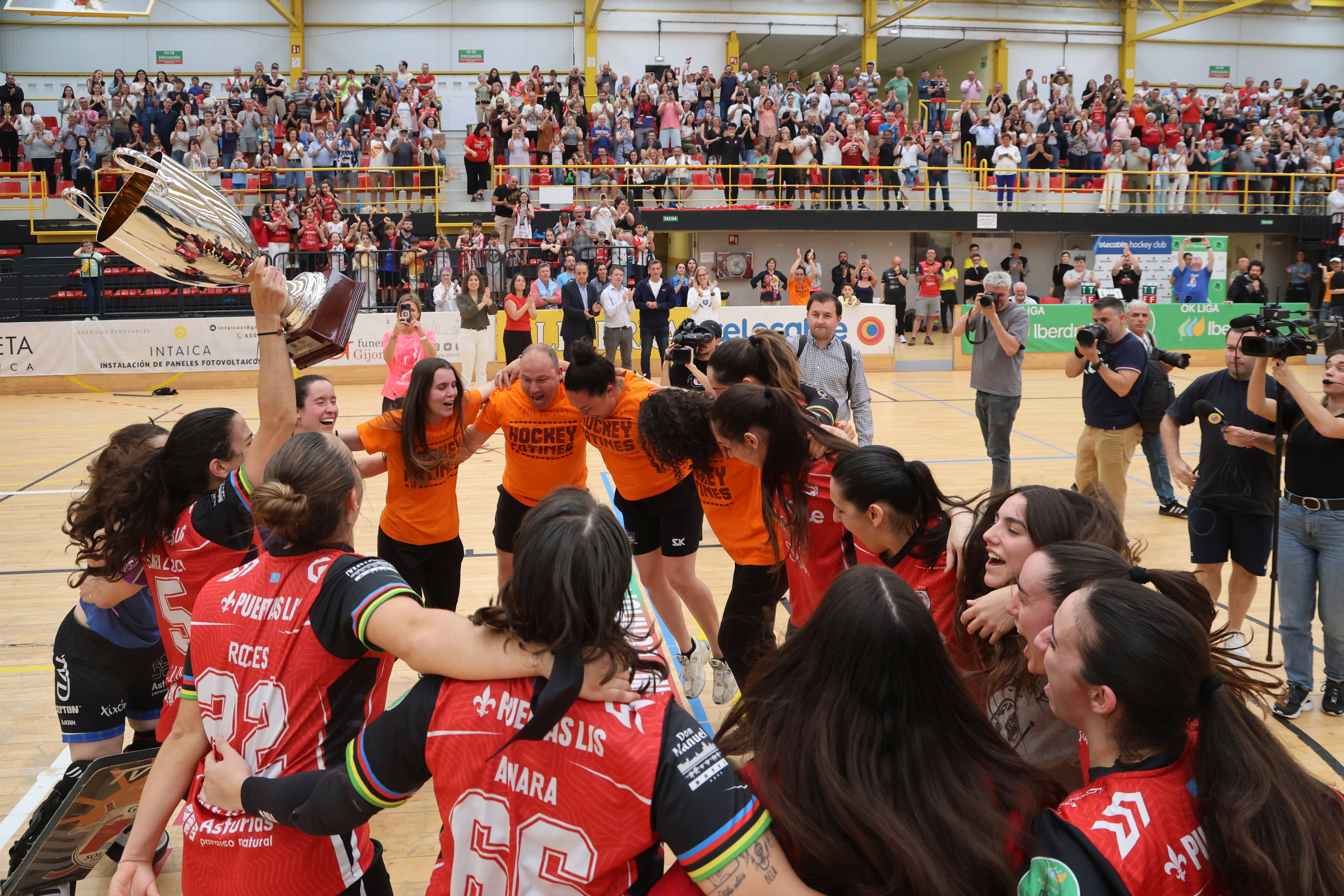 Entre la alegría y el llanto: las imágenes del último partido del Telecable Hockey
