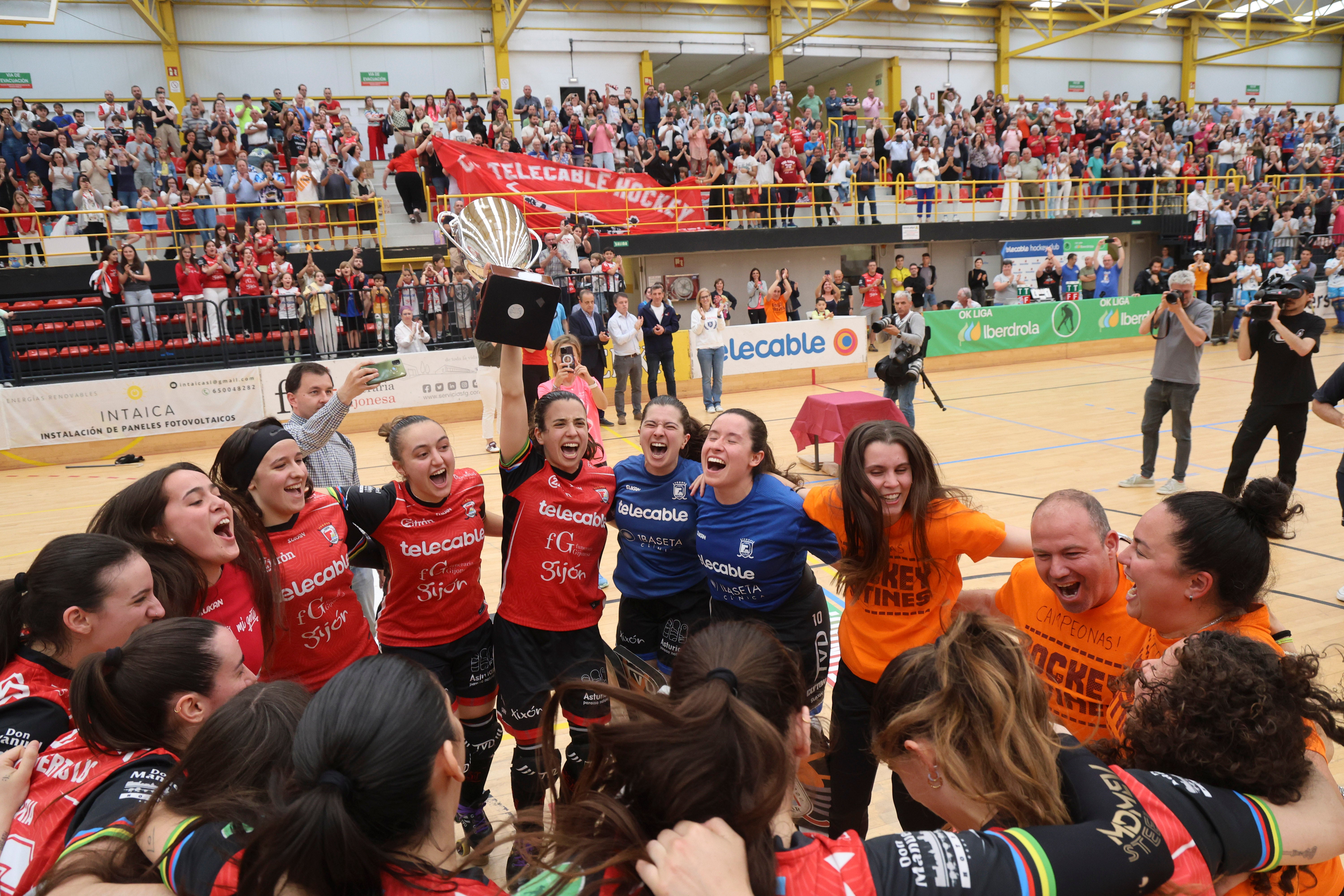 Entre la alegría y el llanto: las imágenes del último partido del Telecable Hockey