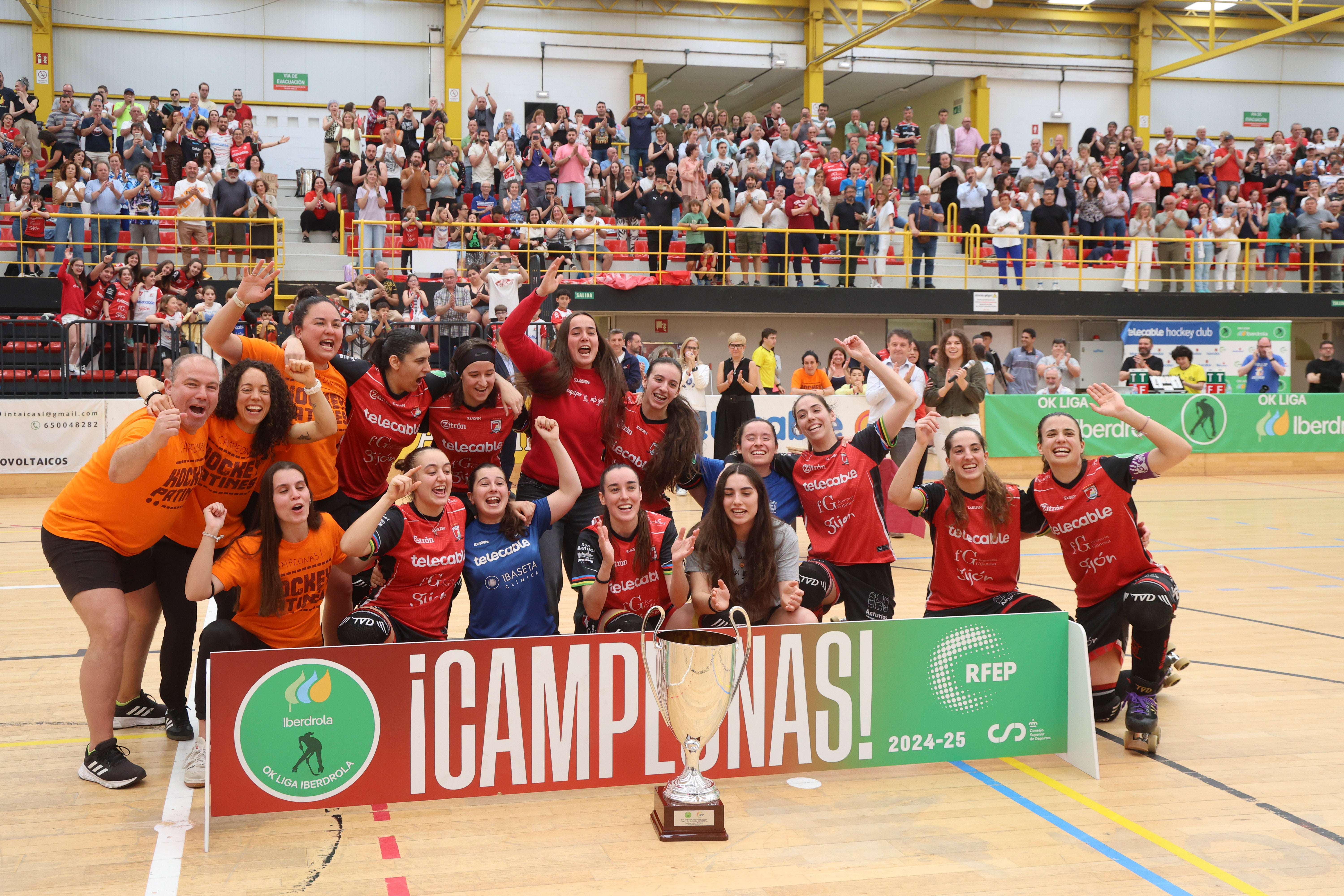 Entre la alegría y el llanto: las imágenes del último partido del Telecable Hockey
