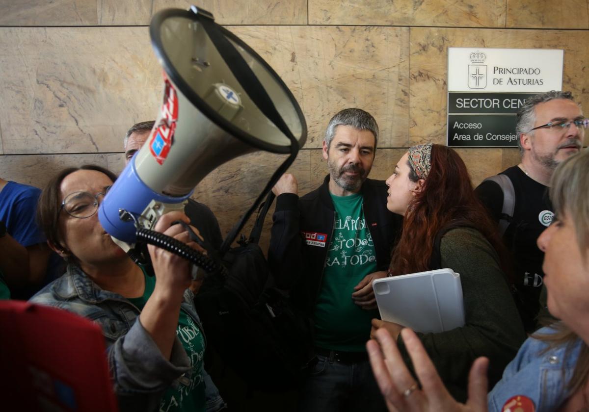 Un grupo de docentes de Asturias carga contra los sindicatos tras el preacuerdo de Educación: «¿Era todo o nada? ¡Pues nada!»