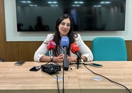 Alejandra Argüelles comparece en el salón de actos de Caja Rural.