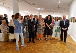 Reyes Díaz estuvo acompañada de autoridades, responsables de la muestra y admiradores de su obra en la inauguración celebrada en Oviedo.