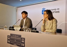 El consejero de Ciencia, Industria y Empleo, Borja Sánchez, y la directora general de Empleo, Begoña López, tras el Consejo de Gobierno.