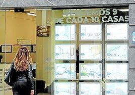 Una clienta accede a una agencia inmobiliaria en Oviedo.