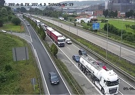 Atasco en la 'Y' a la altura de Tabaza, captado por las cámaras de la DGT.