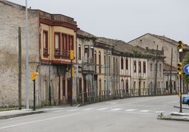 Edificaciones abandonadas entre el número 99 y 117 de la avenida de los Campones, que serán derribadas.