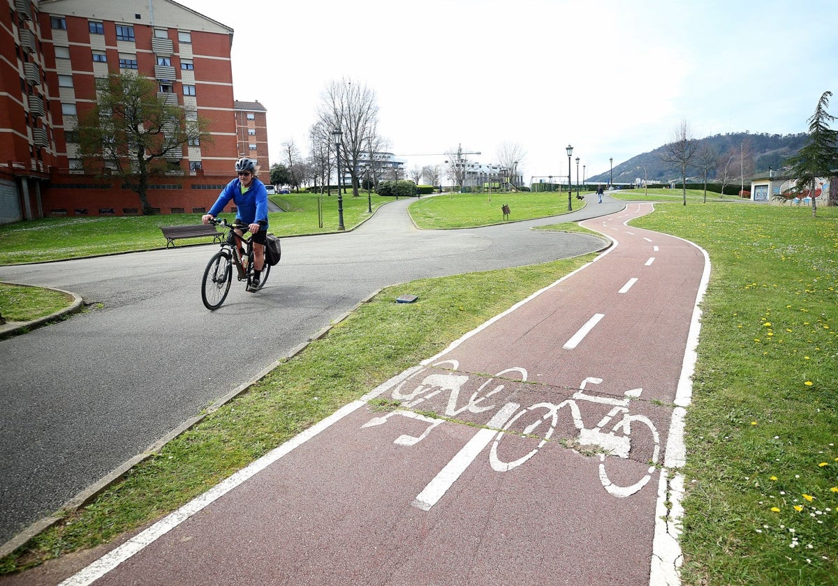 Un ciclista, en La Corredoria, junto a un carril bici.