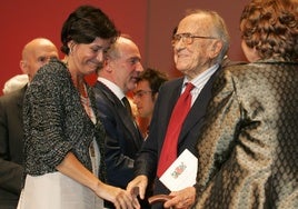 Moriyón, que accedió a la Alcaldía después de que se hubiera aprobado el nombramiento, saluda a Santiago Carrillo el día de la entrega del diploma, con Rodrigo Rato al fondo.