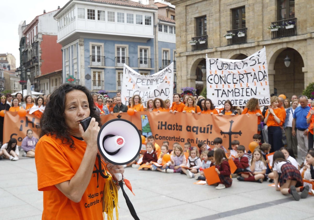 Una de las representantes de la concertada se dirige a los asistentes a la concentración, celebrada en Avilés, para exponer sus reivindicaciones