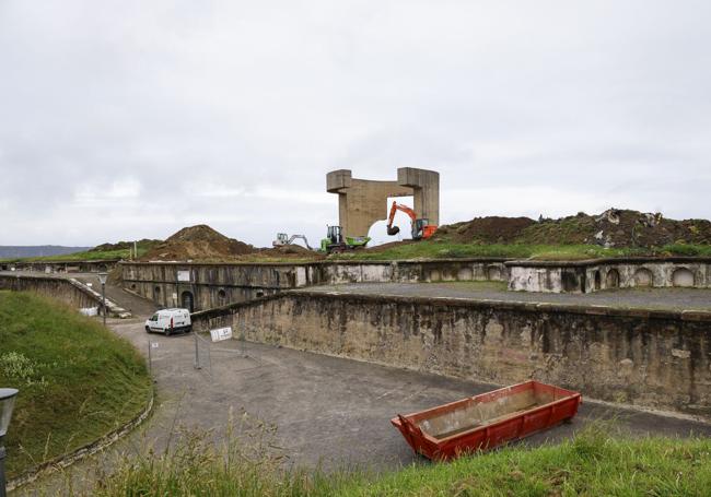 Trabajos de impermeabilización de las casamatas del cerro Santa Catalina, que mantienen cortado el acceso peatonal al 'Elogio'.