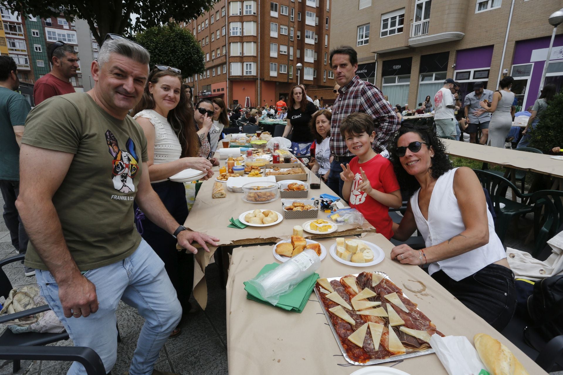 La fiesta anima la comida en Villalegre
