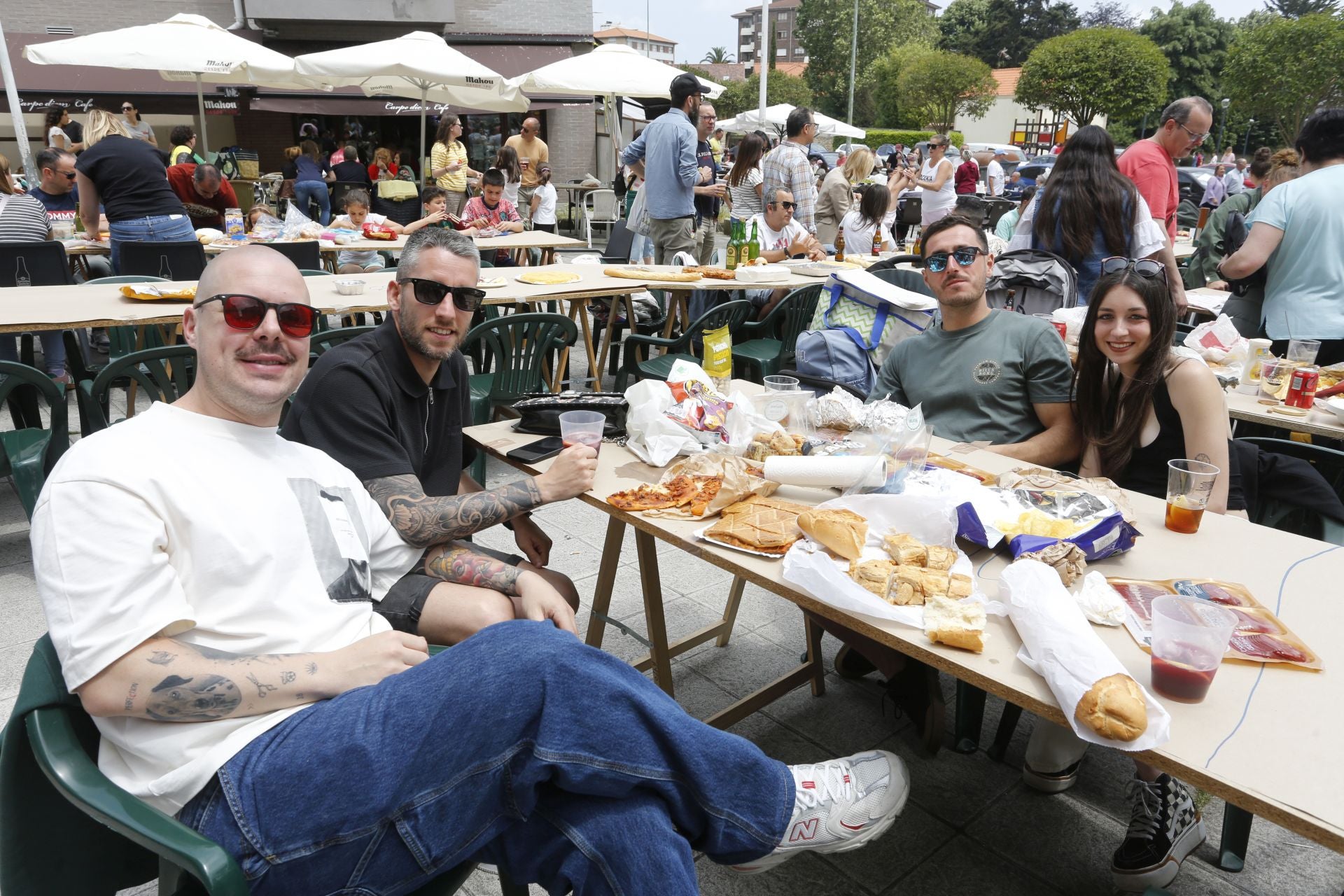 La fiesta anima la comida en Villalegre