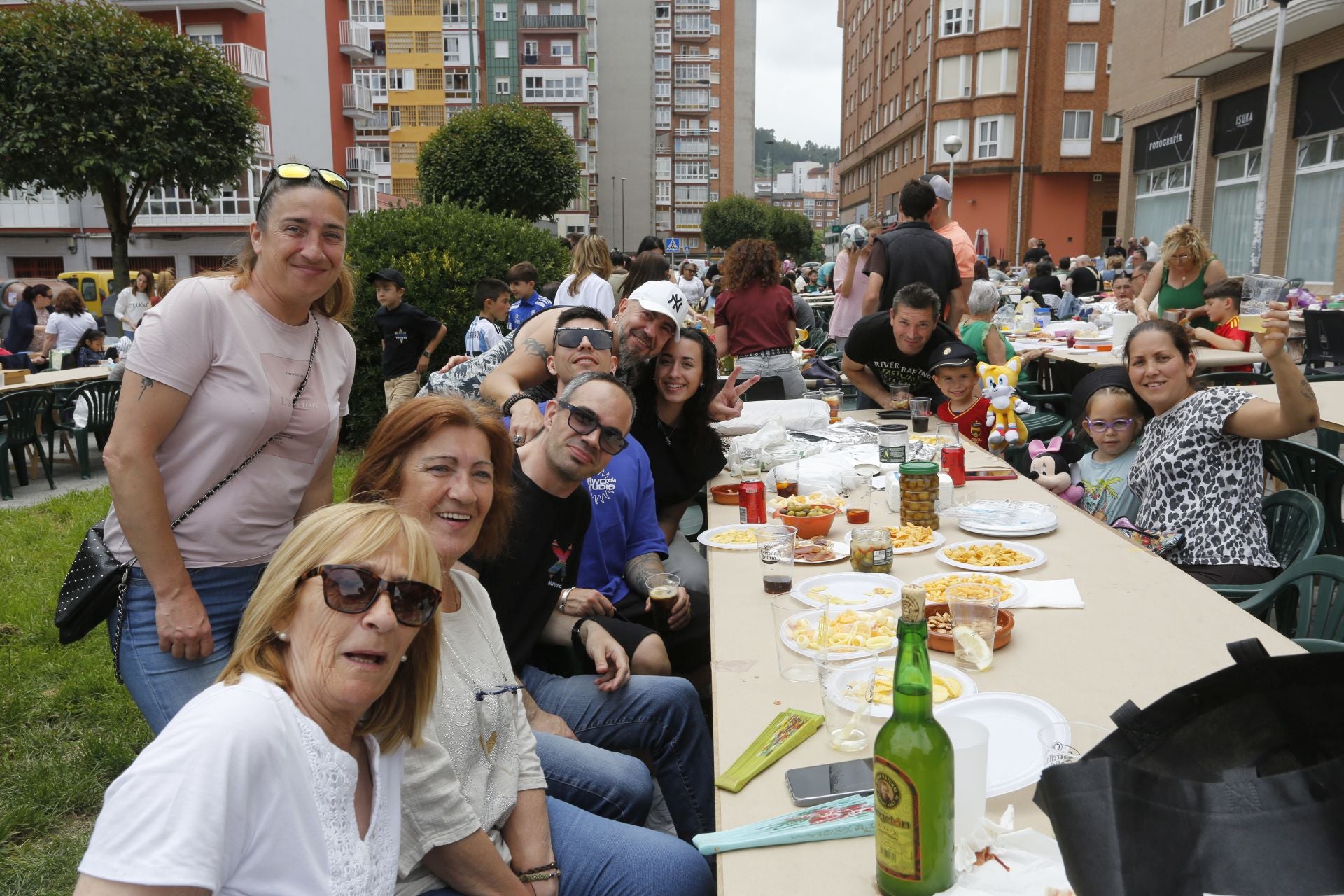 La fiesta anima la comida en Villalegre