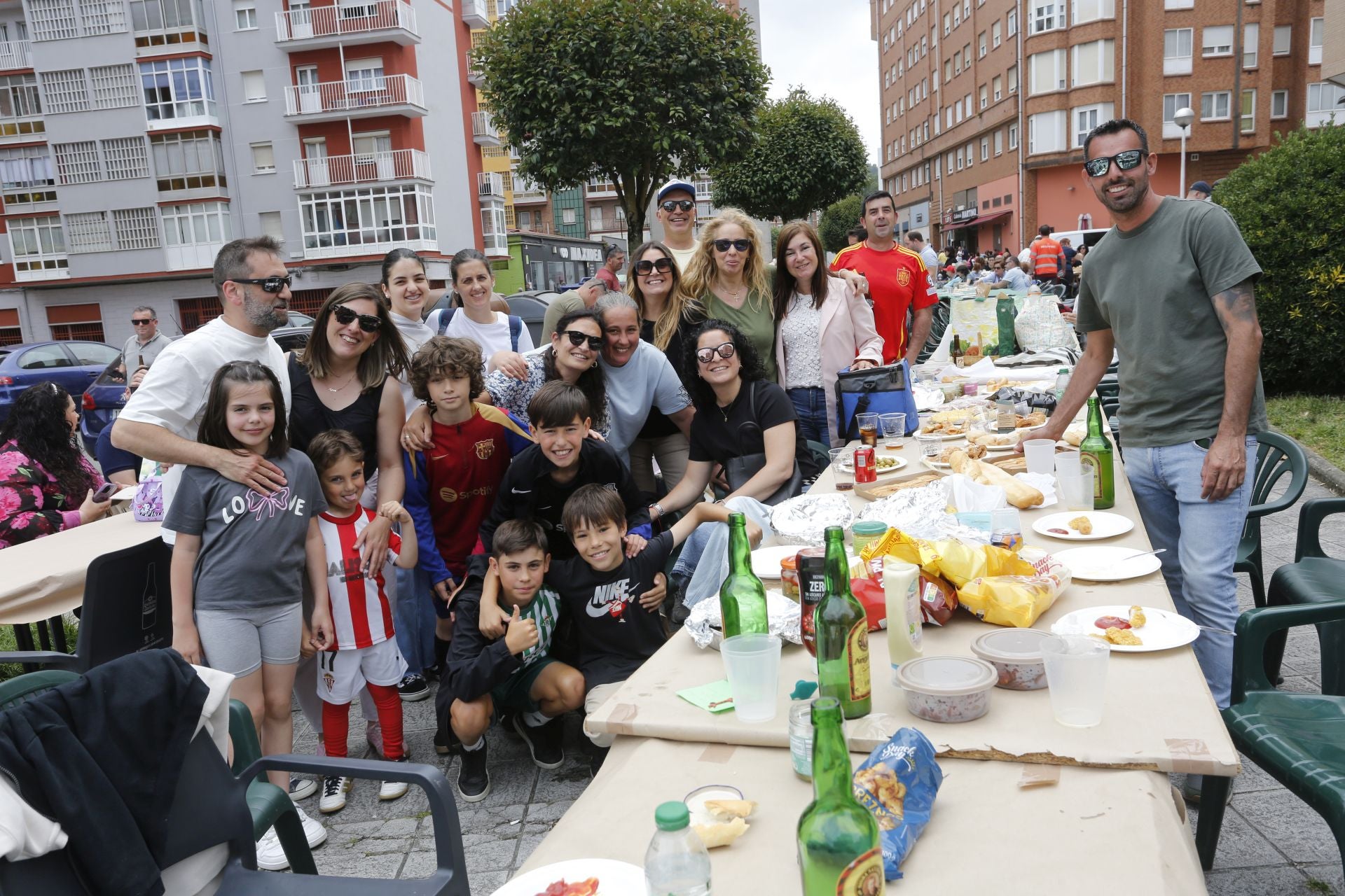 La fiesta anima la comida en Villalegre