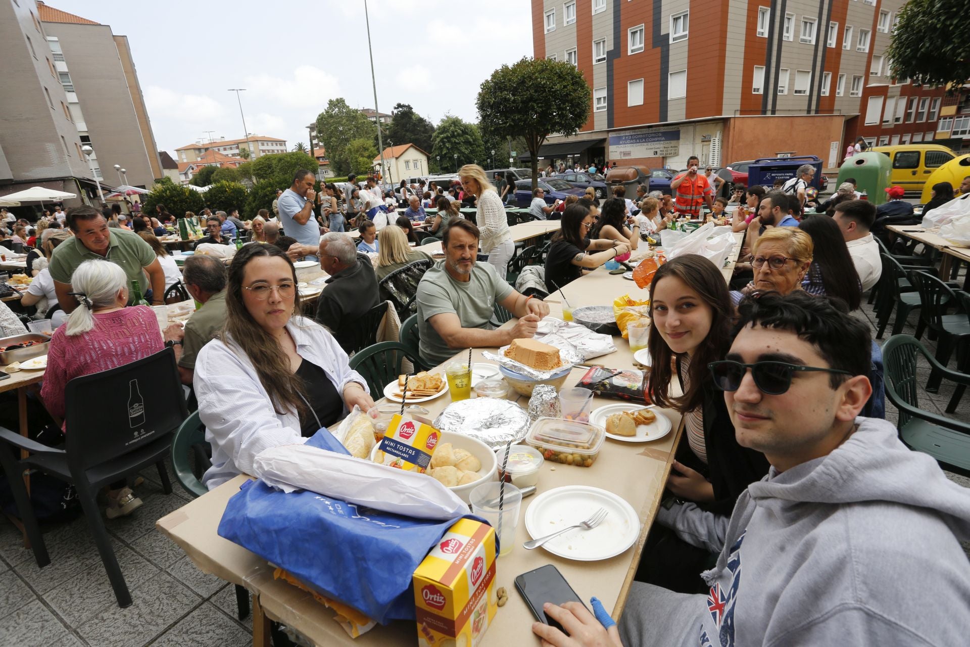 La fiesta anima la comida en Villalegre