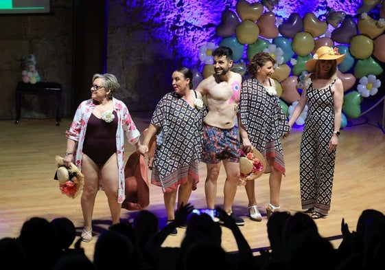 Mikel Reyes, entre participantes en el desfile, decidió subirse al escenario tras sufrir cáncer de mama, para visibilizar que esta enfermedad también afecta a varones.
