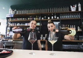 En el Bombé se sirven los vinos de Fonsi Nieto.