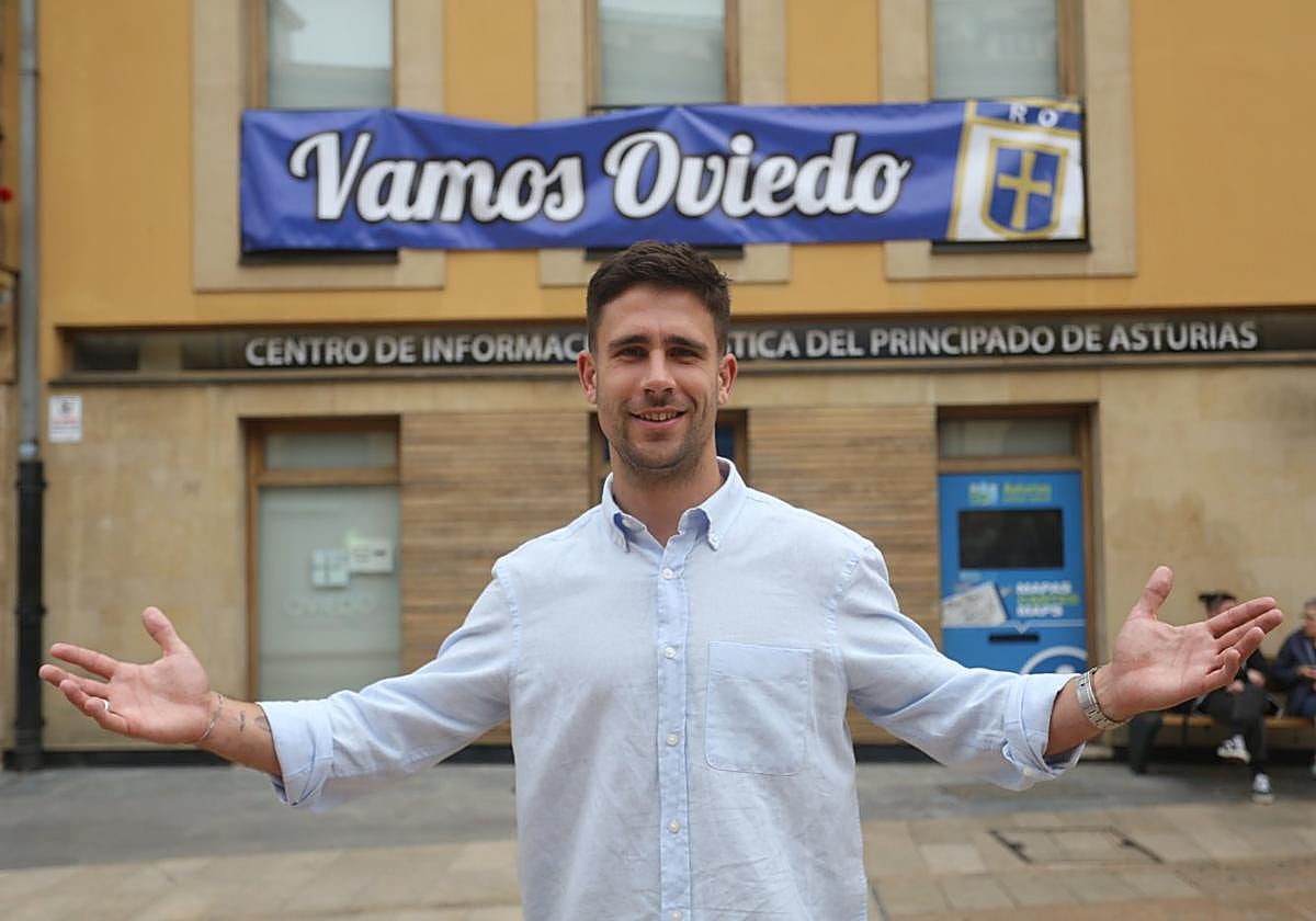 El futbolista Jimmy, este domingo, en la plaza de la Constitución de Oviedo, frente a una pancarta de apoyo al Real Oviedo.