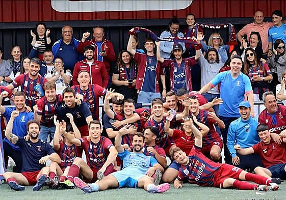 Jugadores, directivos y aficionados celebran el triunfo a domicilio al Camocha y el ascenso a Tercera RFEF.