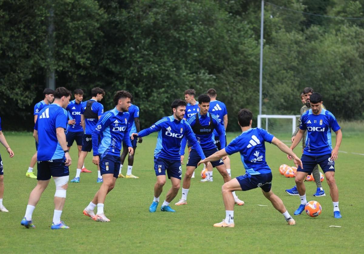 Pomares, jugador del Real Oviedo: «Me gusta que haya esta cierta calma en el ambiente, o menos euforia al menos»