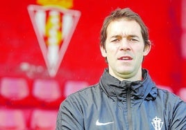 Iván Hernández, con la ropa del Sporting de Gijón durante su etapa como ayudante del filial rojiblanco.