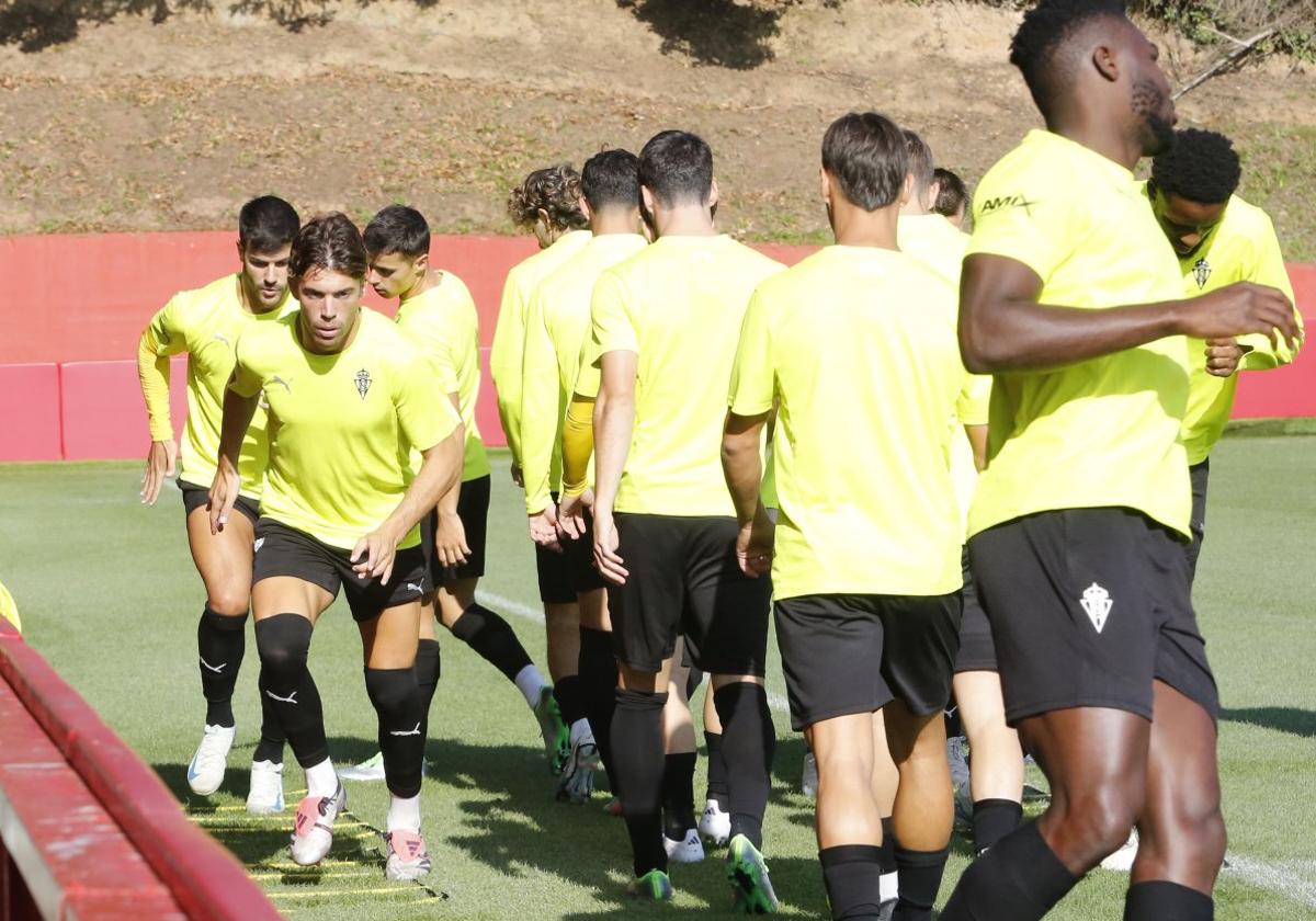 El centrocampista del Sporting de Gijón Nacho Méndez, a la izquierda, durante un ejercicio sobre el césped de Mareo.