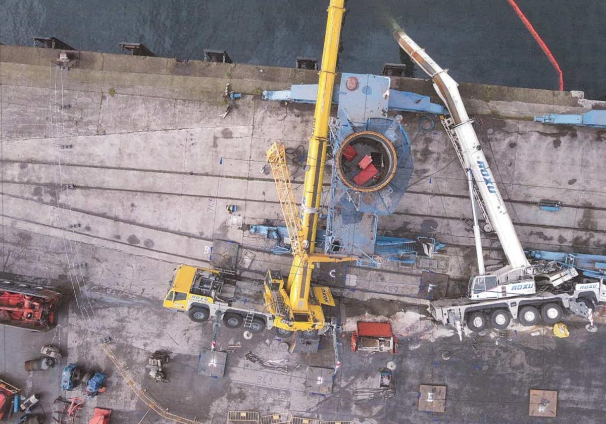 Estado en el que quedaron las dos grúas del puerto de Gijón que debían de haber sujetado el casetón de la estrutura que se estaba desmontando y que se precipitó al fondo del mar.