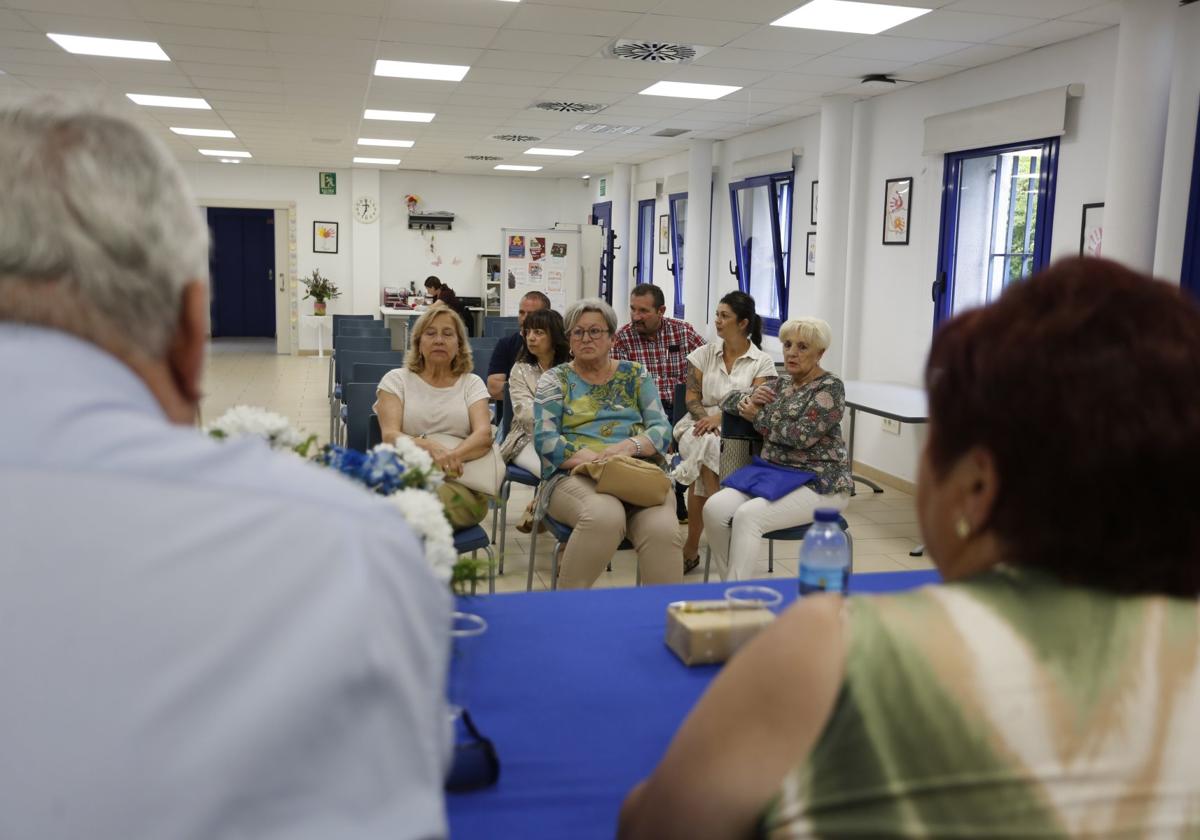 Reunión de Alcohólicos Anónimos, ayer, en Llaranes.
