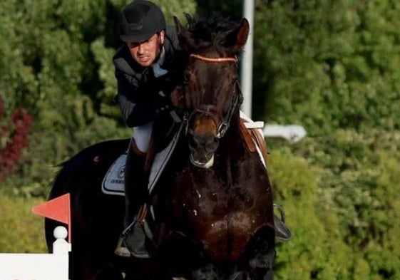 Gonzalo Menéndez, con ' Uthope de la Roque', sobre un obstáculo.