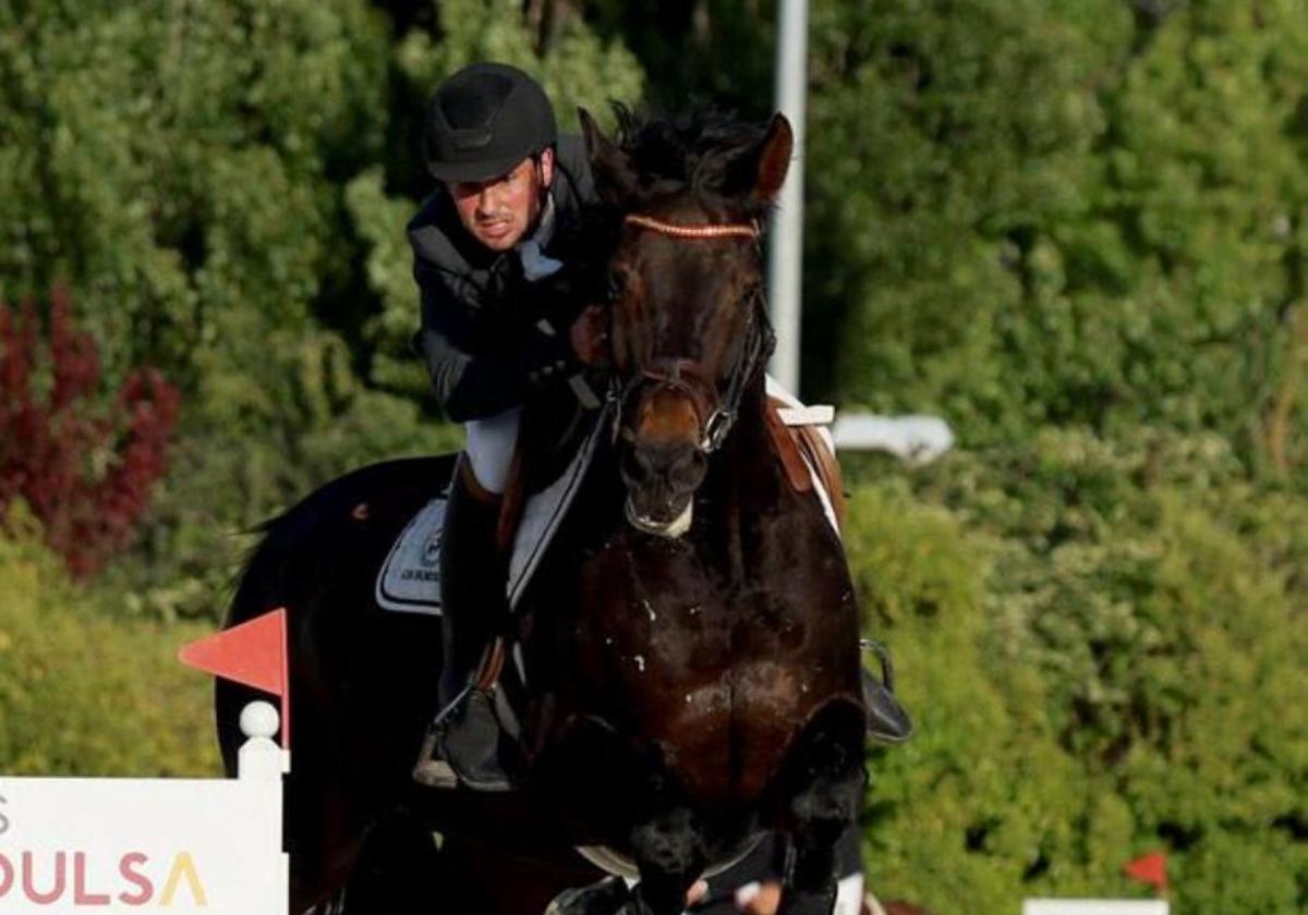 Gonzalo Menéndez, con ' Uthope de la Roque', sobre un obstáculo.