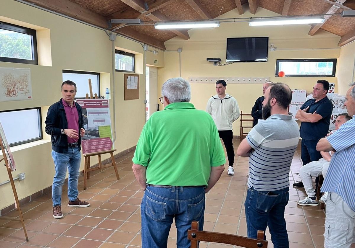 El alcalde, Iván Fernández, explicó el proyecto a los vecinos.